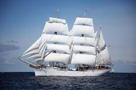 «statsraad lehmkuhl» er en tremastet stålbark eid av stiftelsen statsraad lehmkuhl. The Norwegian Tall Ship Statsraad Lehmkuhl Daily Scandinavian