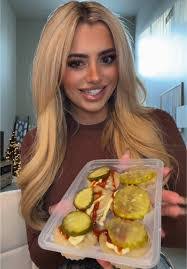 Brandi Starr's Instagram, Twitter & Facebook