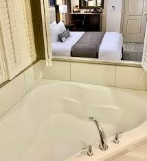 Get comfortable in our guest rooms at the doubletree des moines airport hotel. Iowa Hot Tub Suites Romantic Suites With In Room Spa Tubs