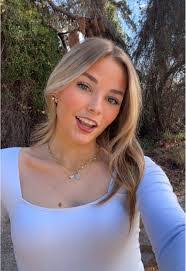 Jenna Hare's Instagram, Twitter & Facebook