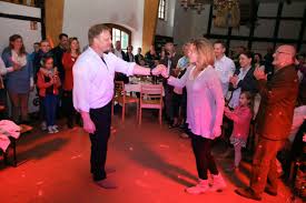 Erster Tanz Auf Der Silberhochzeit Silberhochzeit Hochzeit Tanzen