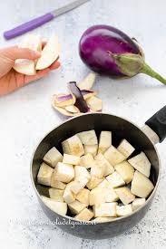 Una volta svuotati dalla polpa la stessa viene tagliuzzata, mescolata a pangrattato, parmigiano grattugiato, aglio e basilico. Crema Di Melanzane Saporita E Dolce Per Lo Svezzamento