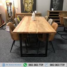 Dengan sentuhan tekstur kayu jati, meja makan kayu jati ini akan menambah keindahan pada ruang makanmu. Jual Meja Makan Kayu Jati Solid Jepara Harga Murah