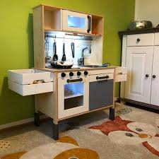Stauraum Schaffen In Der Kinderkuche Kein Problem Mit Den Ikeaknagglig Holzboxen Daumen Hoch Fur Diesen Kreativen Ikeah Kinderkuche Ikea Kuche Kinder Ikea
