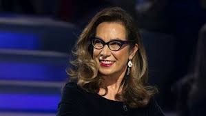 La giornalista, uno dei volti simbolo del tg5, è ospite del programma di canale 5 verissimo, condotto da silvia. Cesara Buonamici Si Racconta A Verissimo Il Mio Primo Bacio A 15 Anni