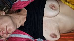 처진 젖탱이를 가지고 노는 남편이 내 젖꼭지를 잔인하게 애무하다