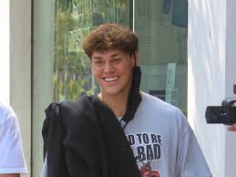 He has two elder sisters named tatum beck and haley beck. Noah Beck Defends Bahamas Trip After Backlash From Fans