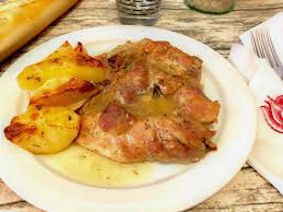 Limpiá el pollo y salpimentalo. La Cocina De Merche Borjas Y Sus Recetas Muslos De Pollo Deshuesados Al Horno Con Patatas