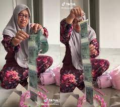 Ini bisa jadi hadiah berkesan untuk hari ibu. Ibu Tanya Hadiah Birthday Anak Kunci Mulut Sambutan Hari Jadi Online Jadi Drama Air Mata Mak Menangis Terima Kek Keluar Duit Viral Mstar