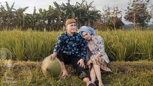 Anda bisa memilih paket prewedding adat bali yang bisa dilakukan di daerah bali ataupun di sekitar tempat tinggal tetapi hanya memakai kostum dan make up ala bali. Pre Wedding Sawah Petani Febri Steylla Mobile Photography Youtube