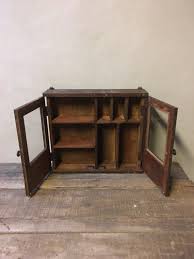 Oud metalen wandkastje hangkastje 51 x 45 x 13 cm medicijnkastje stoer  grijs bruin vintage industrieel vitrinekastje kastje | Decoratie | 't  Jagershuis