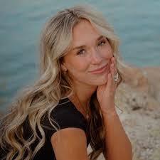 Freda Barrow's Instagram, Twitter & Facebook