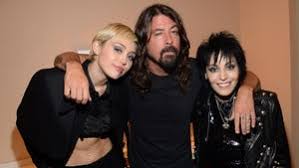As the leader of joan jett & the blackhearts , jett has had eight platinum and gold albums and nine top 40 singles. Joan Jett Audacy