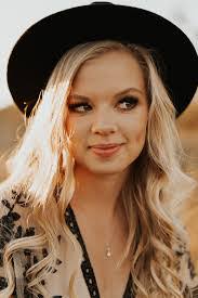 Kristen Harder's Instagram, Twitter & Facebook