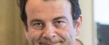 Les deux groupes de droite s'écharpent sur les postes