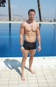 Bobby holland hanton was a stunt double for ryan reynolds in the dc entertainment production green lantern. 5 Questions Hollywood Stuntman Bobby Holland Hanton