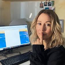 24 Days of Magic. Ein fantastischer Adventskalender (German Edition) eBook  : Ciseau, Karolyn, Maibach, Juliane, Neise, Tanja, Olsen, Mila, Zeißler,  Elvira, Schmitt-Egner, Isabell, Völker, Jenny, Schulter, Sabine, Pfeiffer,  B.E., Rapp, Marie, Winter,