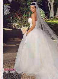 Her wedding dress is red, the bridesmaids dresses are emerald, she loves christmas! kim went with a ivory strapless ballgown from vera wang with a full tulle skirt and a jeweled headpiece. 3 Iconic Celebrity Wedding Dresses 3 Dreaming Beauty