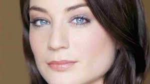 Lara Gilchrist's Instagram, Twitter & Facebook