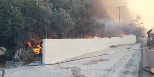Άμεση ήταν η κινητοποίηση της πυροσβεστικής με επίγεια και εναέρια μέσα. Stis Floges H Samos Den Einai Megalh H Fwtia Einai To Shmeio Dyskolo