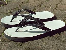 Bermimpi sandal putus dapat diartikan sebagai pertanda buruk bagi yang mengalaminya. 8 Arti Mimpi Sandal Menurut Islam Putus Hilang Membeli Hanyut Tertukar