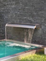 Wasserfallbrunnen Fur Den Garten Den Pool Den Teich Individuell Gefertigte Ruckwande Und Becken Konnen Dazu Bestellt Brandschutzglas Brunnen Feuertisch