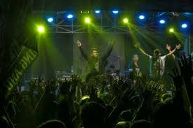 Musik tradisional nusantara adalah musik yang berkembang di seluruh wilayah kepulauan dan merupakan ciri khusus atau kebiasaan turun temurun yang masih di pertahan kan oleh warga setempat. Goriau Ribuan Pengunjung Ramaikan Konser Musik Di Bandarserai Pekanbaru
