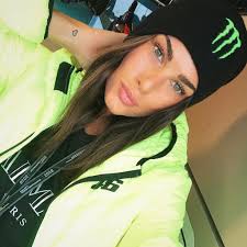 Francesca sofia novello, la fidanzata del pilota di tavullia è in dolce attesa e la coppia attende la nascita di una bambina. Francesca Sofia Novello In Clinica Due Supporter Speciali Per La Fidanzata Di Valentino Rossi Durante L Intervento Agli Occhi Video