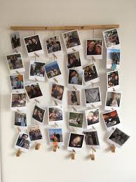 Mur De Photos Facon Pele Mele En 2020 Idee Deco Photo Guirlande Photos Mur Photo