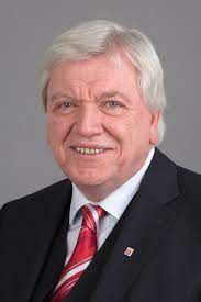 Bouffier mahnte aber ein regional differenziertes vorgehen an. Volker Bouffier Wikipedia