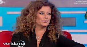 Nel 1995 ha ottenuto il diploma di recitazione al ribalte diretta da pietro garinei. Valentina Persia Quando E Morto Il Mio Compagno Non Volevo Piu Fare Tv Il Mattino It