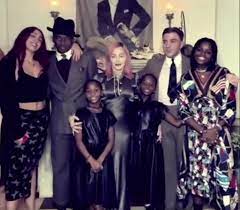 See more ideas about madonna and child, religious art, madonna. Seltene Aufnahme Madonna Zeigt Sich Mit Ihren Sechs Kindern Promiflash De