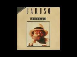 Qui dove il mare luccica e tira forte il vento su una vecchia terrazza davanti al golfo di sorrento un uomo abbraccia una ragazza dopo che aveva pianto poi si schiarisce la voce e ricomincia il canto. Lucio Dalla Caruso 1986 Youtube