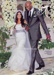 The luxury of standing (or squatting down) next to this queen!!! Beruhmtheit Hochzeit Khloe Kardashian Und Lamar Odom Meerjungfrau Brautkleid Brautkleid Thecelebritydresses