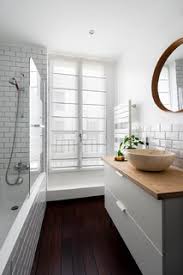 Qu'il s'agisse de se détendre ou de laver les petits, la baignoire se choisit en fonction de la place disponible dans sa salle de bains. Salle De Bain Avec Une Baignoire D Angle Photos Et Idees Deco De Salles De Bain Janvier 2021 Houzz Fr