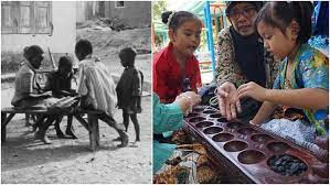 Papan congkak berbentuk sampan dan boleh diperbuat dalam permainan ini, pemain akan memulakannya dengan serentak. Menelusuri Jejak Congklak Permainan Tradisional Populer Di Jawa Yang Ternyata Malah Bukan Dari Jawa