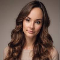 Lisa Ostler's Instagram, Twitter & Facebook