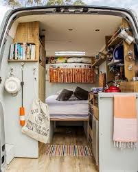 Un coach en rangement est votre conseiller, votre guide et votre deuxième paire de bras. 18 Best Camper Van Interior Decoratop Astuce Rangement Astuces Rangement Camping Amenagement T5