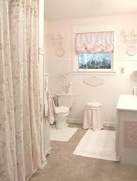 Le pareti rosa cipria, la boiserie grigio polvere, il mobile bianco,. Come Arredare Un Piccolo Bagno In Stile Shabby Consigli E Foto