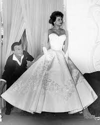Była wychowywana tylko przez matkę, gdyż ojciec porzucił rodzinę i poślubił inną kobietę. Sophia Loren Fan On Instagram Bella Sophia C 1950s Sophialoren Oldhollywoodlove Hollywoodgreats Hollywoodicons 1960s Classi Sophia Loren Kleid Hochzeit
