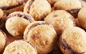 I baci di dama sono dei biscottini piemontesi ed in particolare di tortona.un dolce dalla forma molto particolare ma soprattutto dal ripieno molto saporito, che si scioglie in bocca. I Baci Di Dama La Storia Del Biscotto Piu Romantico Del Mondo