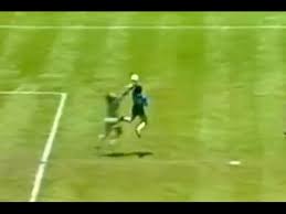 Aunque nadie niega su capacidad futbolística, en este histórico gol maradona explicó el motivo por el cual se recurrió a este recurso#futbol #maradona. Se Cumplen 30 Anos De La Mano De Maradona Que Puso De Rodillas A Inglaterra Youtube