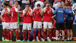 A copenhagen doveva essere una festa di sport e la terza partita di un . Paura A Copenaghen Eriksen Si Accascia A Terra Durante Danimarca Finlandia Massaggio Cardiaco In Campo Poi Il Sollievo Il Giocatore E Cosciente E Parla La Repubblica