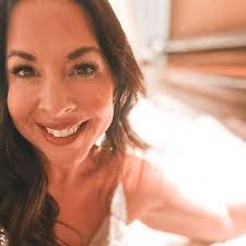 Lisa Finch's Instagram, Twitter & Facebook