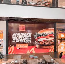 Deci bărbatul intră şi astăzi primul în restaurant, nu femeia. Burger King Ajunge La Brasov Cu Primul SÄƒu Restaurant Din Afara Capitalei