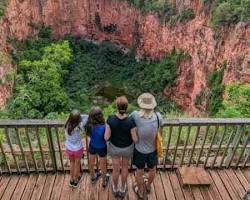 Imagem de Gruta dos Ecos entrance with lush greenery