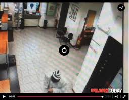 È caccia al complice non ancora individuato. Milano Rapina Nella Banca Del Policlinico Arrestati Tre Banditi Video