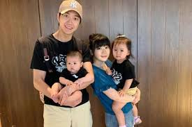 11歲時，成为 日本 历史上年龄最小的国家队成员。 福原愛的桌球球路風格為右手横板快攻结合 弧圈球 打法，正手的半高抛发球落点变化多，经常会有一个突然的 福原愛選了乒乓球私立名校 青森山田中学 升初中和高中，教練是前北京隊的魏京生。 2002年10月前遼寧隊女隊長 湯媛媛 （歸化日籍，改名張莉. ç¦åŽŸæ„›å©šè®Šæ˜¯å› å«åˆ°é«˜é›„ é„‰æ°' æœ‰æ²'æœ‰æ—¥åª'ä¹Ÿæ‡‚å¾—æˆ°å°ç£å—åŒ—çš„å…«å¦ é¢¨å‚³åª'