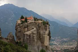How tall are the rocks in meteora greece? Agia Triada Kloster Lubiger Weltsichten
