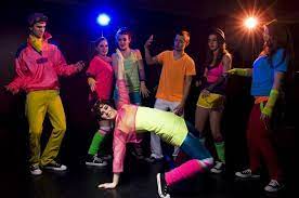 Beispiele für mottopartys sind die 70er oder 80er jahre sowie bad taste oder beachpartys. 80er Outfit Fur Mottoparty 40 Ideen Was Fur Kleidung Sie Tragen Konnen